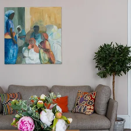 Veeve - Muted Beauty In Batignolles * Paris