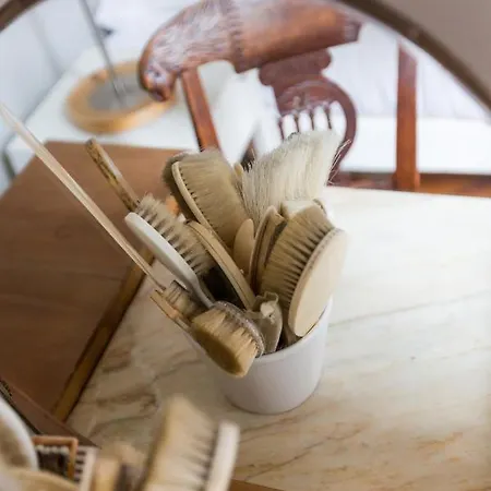 Veeve - Muted Beauty In Batignolles Apartment